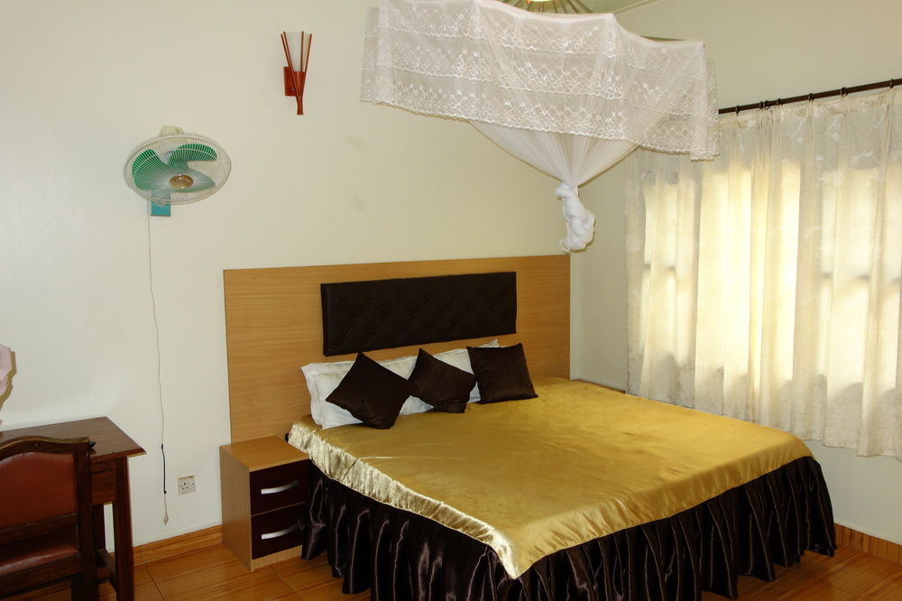 Bridgeway Guest House Джинджа Екстериор снимка